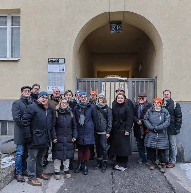 Mit einer stillen Zeremonie wurde am Montag, 19. Jänner, im Gemeindebau in der Onno-Klopp-Gasse 12–16 eine weitere Gedenktafel für die Opfer der Shoah in Penzing enthüllt. | Foto: BV14
