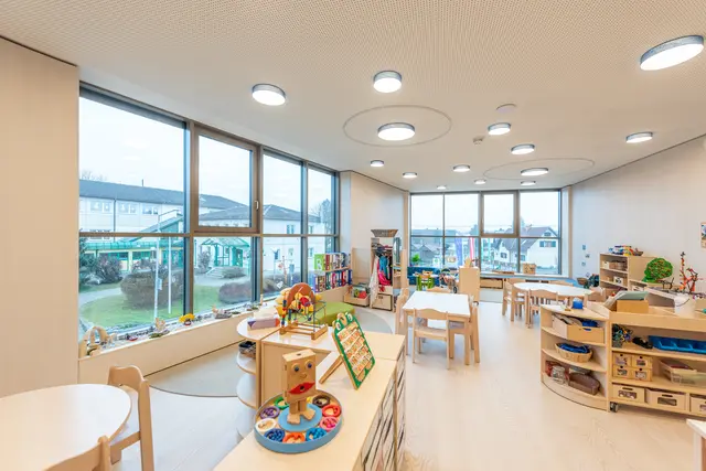 Die Gruppenräume haben viel Raum und sind mit modernster Beleuchtung ausgestattet. | Foto: artivo
