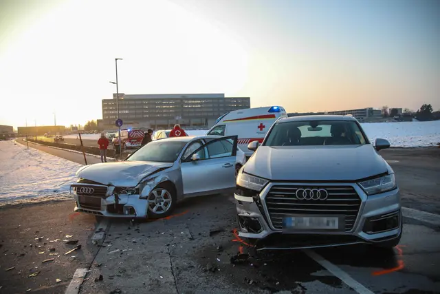 Zwei silberne Audis wurden bei einem Kreuzungscrash in Marchtrenk demoliert. | Foto: laumat.at