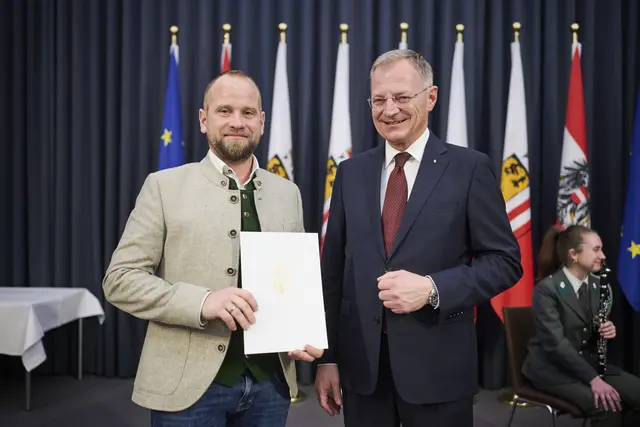 Thomas Willnauer aus St. Martin erhielt eine Dank- und Anerkennungsurkunde von Landeshauptmann Thomas Stelzer. | Foto: Peter Mayr/Land OÖ