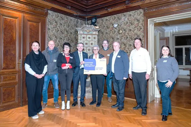 Sandra Paweronschitz von der Kultur.Region.Niederösterreich, Michael Spiwak aus Muggendorf, ÖVP-Vizebürgermeisterin Ricki Hornung aus Markt Piesting-Dreistetten, ÖVP-Stadtrat Franz Piribauer aus Wiener Neustadt, Geschäftsführende Gemeinderätin Ingrid Haiden aus Wöllersdorf-Steinabrückl (Wir für WöDo), Geschäftsführender Gemeinderat Alexander Leeb aus Markt Piesting-Dreistetten (VP), Vizebürgermeister Alfred Schwarz aus Krumbach (VP), Gemeinderat Robert Ohorn aus Markt Piesting-Dreistetten (VP), Stefanie Halbwachs vom BhW Niederösterreich. | Foto: Ingeborg Zeh