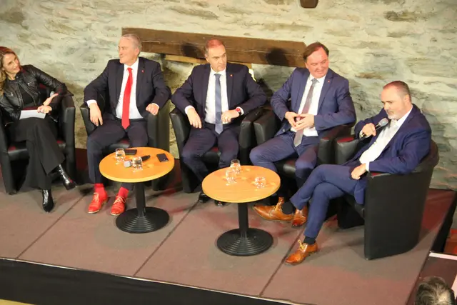 Die Podiumsdiskussion leitete Elisabeth Gamauf-Leitner mit Michael Leitgeb, LR Leonhard Schneemann, SWV-Präsident Bernd Hinteregger und LH Hans Peter Doskozil. | Foto: Peter Seper