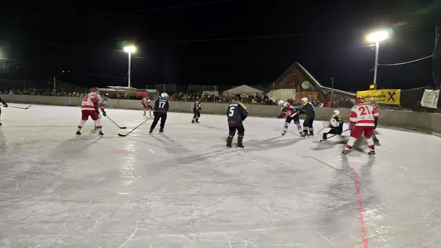 Viele Eishockey-Fans wollten sich das Freiluftspektakel in St. Josef nicht entgehen lassen. | Foto: UEC Red Bulls St. Josef