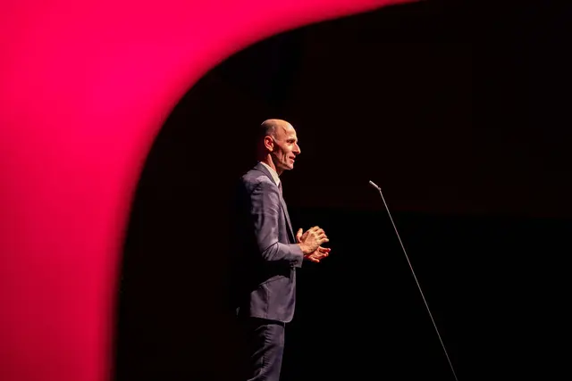 Willibald Ehrenhöfer auf der Bühne.  | Foto: FH Joanneum/Fabian Hasler