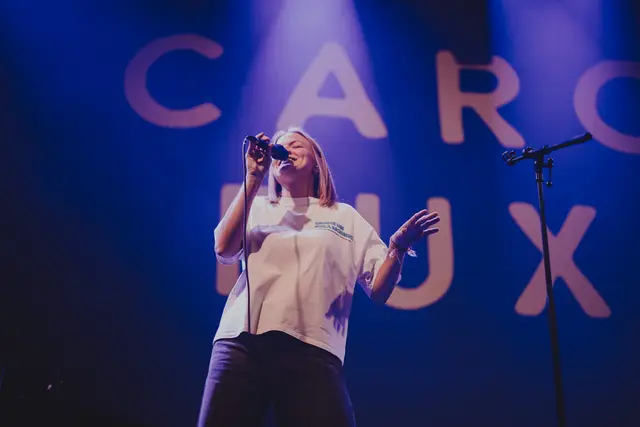 Caro Fux igenießt es, auf der Bühne zu stehen und ihre Lieder zu singen. | Foto: nicoleseiser.at
