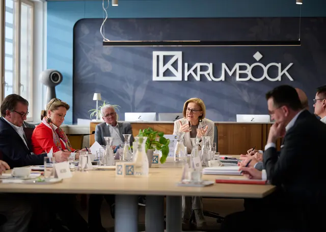 „Wirtschaft und Arbeit im Dialog“ bei der Tischlerei Krumböck in Gerersdorf mit Landeshauptfrau Johanna Mikl-Leitner. | Foto: NLK Pfeiffer