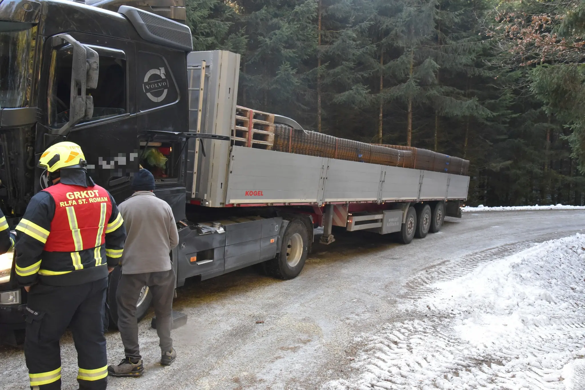 LKW Bergung : FF St . Roman barg Sattelzug bei der Riedbachbrücke