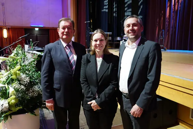 .l. Bgm. Herbert Janschka mit Isabella Handler und ard Wakolbinger von REWE. | Foto: Marktgemeinde Wiener Neudorf