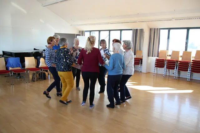 In Gruppen werden die Tänze erprobt und gemeinsam getanzt.