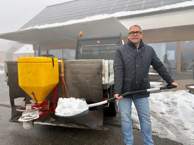 Bürgermeister Niko Reisel lobt die Bereitschaftsdienste der Gemeindemitarbeiter und greift im Notfall selbst zur Schaufel. | Foto: Markus Kahrer
