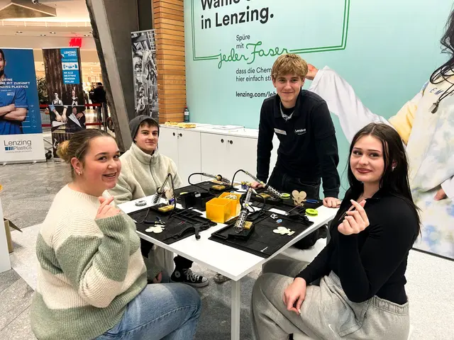 Am Lenzing-Infostand in der Varena konnten Jugendliche verschiedene Tätigkeiten ausprobieren und mit Lehrlingen sowie Ausbildnern ins Gespräch kommen . | Foto: BZL