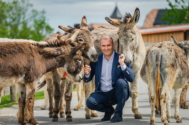 Dieter Ehrengruber mit geretteten Eseln auf Gut Aiderbichl. | Foto: Ingo Boelter