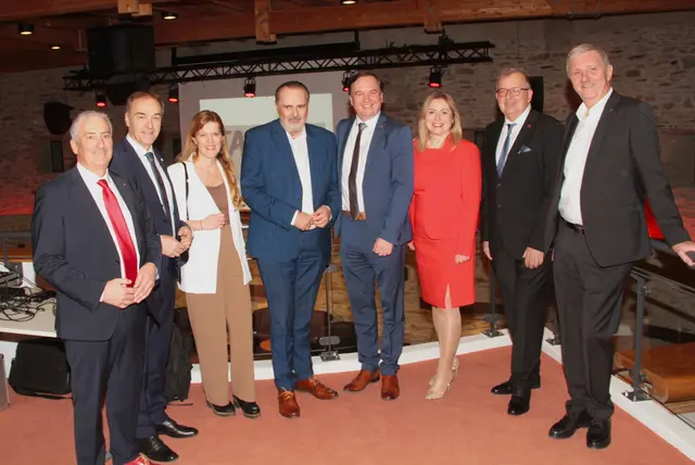 SWV-Präsident Burgenland Michael Leitgeb, LR Leonhard Schneemann, VizePräs. SWV Carina Schmiedseder, LH Hans Peter Doskozil, SWV-Präsident Bernd Hinteregger, Margit Bleich, VizePräsident Andreas Bake und Siegfried Fleischhacker beim Neujahrsempfang des Sozialdemokratischen Wirtschaftsverbandes im Granarium der Burg Schlaining. | Foto: Peter Seper