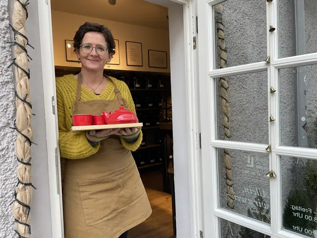 Nadja Huber-Ress verbindet Tee-Trinken mit Achtsamkeit. In ihrem Tee-Laden sollen auch die Salzburger die Möglichkeit haben, in diese "Kunst" einzutauchen. Und sich auch Zeit nehmen, um zur Ruhe zu kommen und bei einer Tasse Tee der Hektik des Alltags zu entfliehen.  | Foto: Lisa Gold