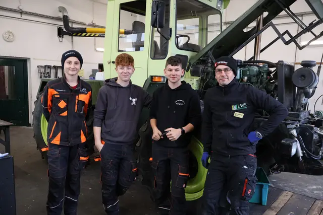 Drei Schüler der Fachschule Burgkirchen mit ihrem Lehrer, Herr Ortner (rechts).  | Foto: LWBFS Burgkirchen