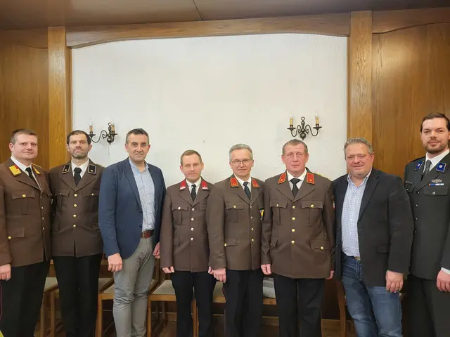 Abschnittskommandant Stv. Roland Schaberger, Verwalter Heinz Schwarzenbohler, Bgm. Thomas Kraushofer, Kommandant Stv. Lukas Plaimer, Ehrenkommandant Hans Peter Plaimer, Kommandant Josef Hiegesberger, GGR HAnnes Atzinger, Rotes Kreuz Nikolaus Diendorfer | Foto: FF Karlstetten-Hausenbach
