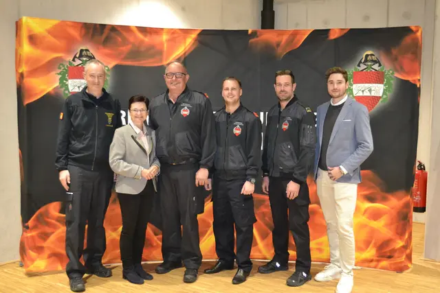 v.l.n.r: Bezirksfeuerwehrkommandant OBR Michael Bruckmüller, Bürgermeisterin Dagmar Händler, Kommandant BR Christian Fröhlich, Kommandant-Stv OBI Dominik Feischl, Leiter des Verwaltungsdienstes OV Bernhard Hammer, Sicherheitsreferent GGR Christoph Reisacher. | Foto: Thomas Weigel/FF Gumpoldskirchen