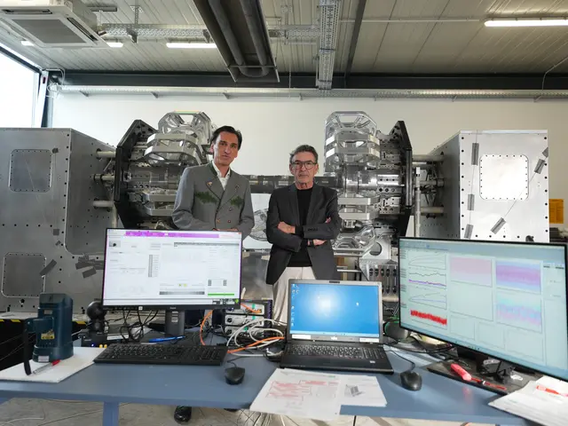 Prisma Engeneering-Geschäftsführer Ewald Eckl und Investor Stephan Sticher freuen sich, dass die Auslieferung der Baunummer 1 bereits für 2026 geplant ist.
 | Foto: Prisma Engeneering