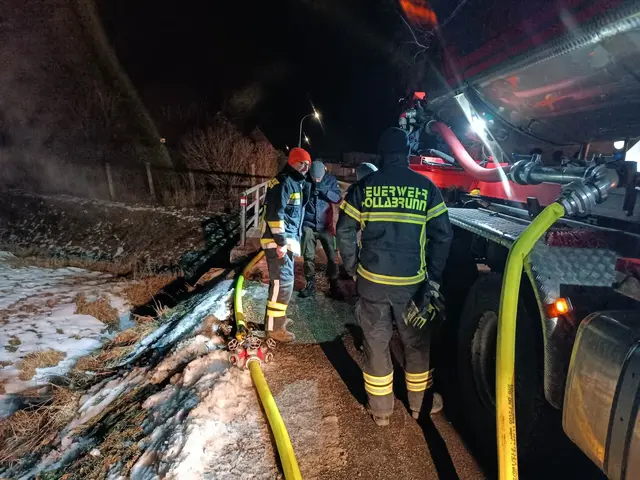 Bezirksfeuerwehrkommandant-Stellvertreter Reinhard Scheichenberger koordiniert den Einsatz vor Ort. | Foto: BFKDO Hollabrunn