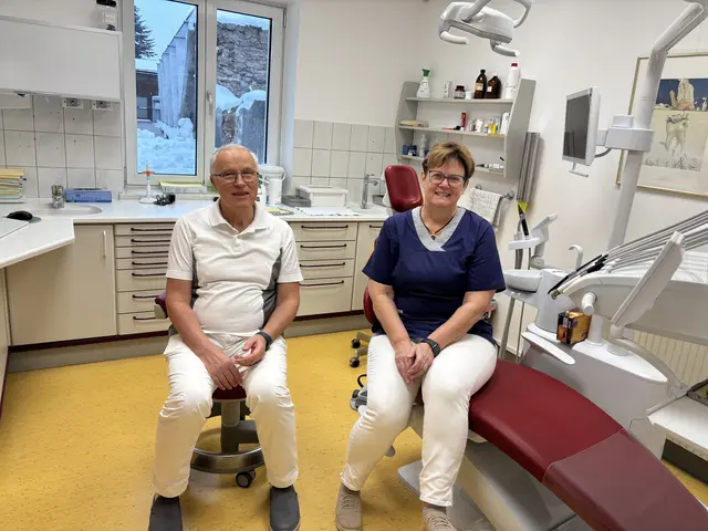Ganz zurückziehen will sich Zahnarzt Walter Petritz mit Gattin Kornelia noch nicht: Bei Bedarf springt der Zahnarzt weiterhin ein. | Foto: MeinBezirk.at