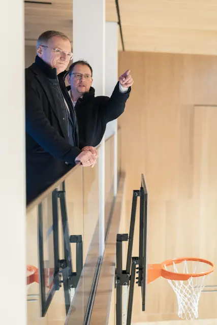 Bürgermeister Martin Zimmer zeigt Landeshauptmann Thomas Stelzer die neue Mehrzweckhalle. | Foto: Max Mayrhofer