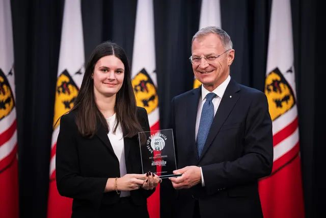 Emely Schwarz mit Landeshauptmann Thomas Stelzer. | Foto: Land OÖ