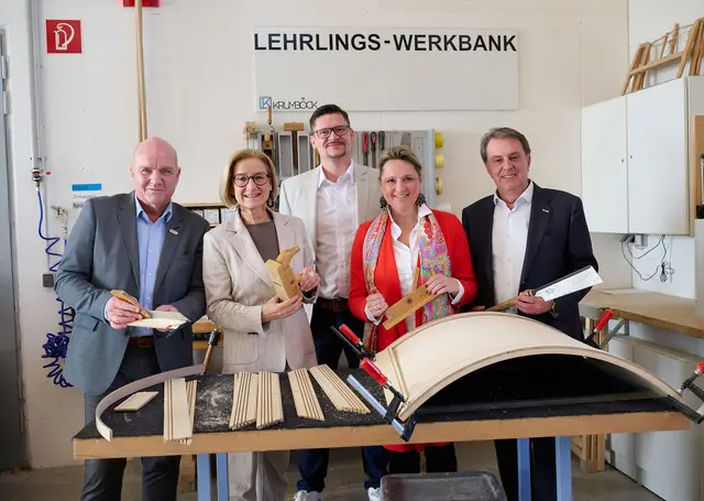 Arbeiterkammer Niederösterreich-Präsident und ÖGB Niederösterreich-Vorsitzender Markus Wieser, Landeshauptfrau Johanna Mikl-Leitner, Tischlerei-Inhaber Helmut Krumböck, Landesrätin Susanne Rosenkranz und Wolfgang Ecker, Präsident der Wirtschaftskammer Niederösterreich, bei der Lehrlingswerkbank der Tischlerei Krumböck. (v.l.n.r.) | Foto: NLK Pfeiffer