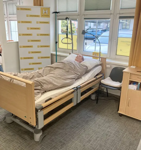 Üben so praxisnah wie möglich - das bietet das Hilfswerk NÖ im Pflege-Lernzentrum Krems. | Foto: em