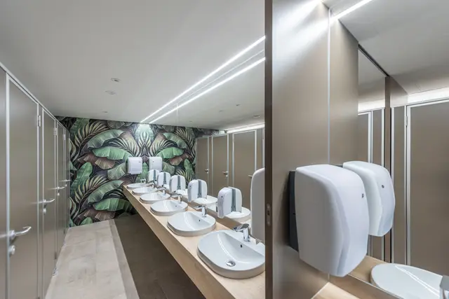 Sogar die Sanitäranlagen der neuen Halle sind sehenswert. | Foto: artivo