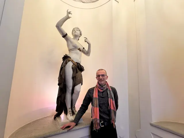 Autor, Bildhauer und Maler Leo Pfisterer. Er schrieb das Buch "Hedda Tusar-Taxis - Die Biografie". Die Figur hinter ihm stellt Klytia, die Geliebte des Apollo dar | Foto: Andrea Glatzer