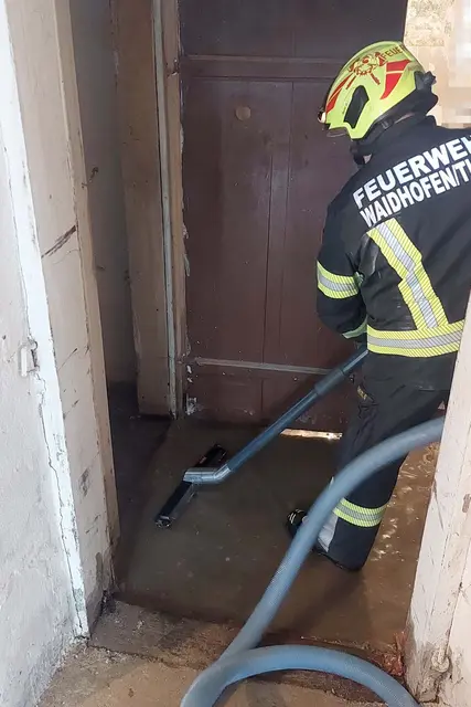 Mit einem "Nasssauger" wurde das Wasser vom Kellerboden abgesaugt. | Foto: FF Waidhofen/Thaya
