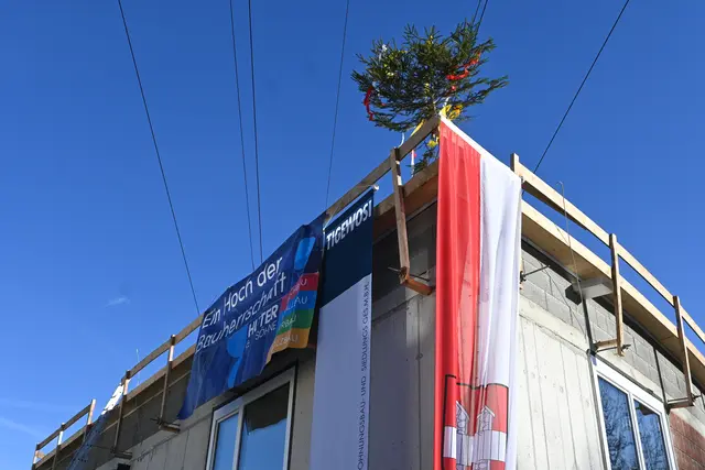 Adresse veröffentlicht - Skandal oder Missverständnis? Bilder einer Firstfeier lösten politische Kritik aus. Eine Stellungnahme der Trägerorganisation sorgt nun für Aufklärung. | Foto: Königer