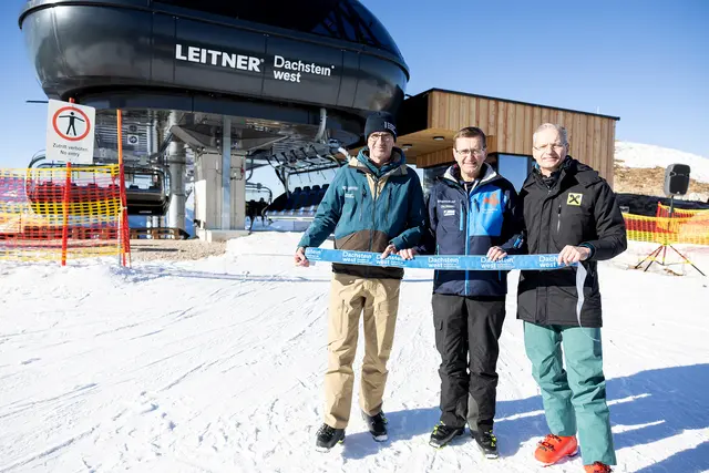 Rupert Schiefer, Geschäftsführer der OÖ Seilbahnholding GmbH und Vorstand der Dachstein Tourismus AG, Wirtschafts- und Tourismus-Landesrat Markus Achleitner, Vorsitzender des Aufsichtsrates der OÖ Seilbahnholding GmbH, Andreas Derndorfer, Direktor Raiffeisenverband Salzburg und Aufsichtsrat der Dachstein Tourismus AG. | Foto: Land OÖ/Margot Haag