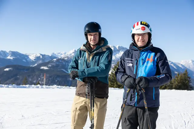 Rupert Schiefer und Markus Achleitner machten sich selbst ein Bild und nahmen die Sesselbahnen in Betrieb. | Foto: Land OÖ/Margot Haag