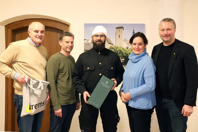 Die Rauchfangkehrer Hubert Reder, Herwig Fröch und Stefan Teufner, Rauchfangkehrerin Sonja Hockauf-Bartaschek zu Gast bei Bürgermeister Peter Molnar im Rathaus. | Foto: Stadt Krems