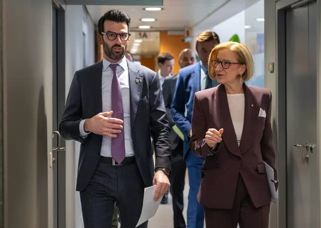 LH-Stellvertreter Udo Landbauer und Landeshauptfrau Johanna Mikl-Leitner am Weg zur Pressekonferenz. | Foto: NLK Burchhart