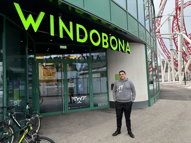 Julius Scharner leitet den Familienbetrieb für "Indoor Skydiving" im Prater.  | Foto: Luca Arztmann/MeinBezirk