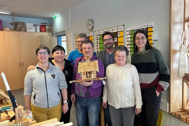 Grünen-Klubobfrau Sandra Krautwaschl bei ihrem Besuch in der Lebenshilfe Murau mit Klient:innen und Geschäftsführer Benedikt Baumgartner (3. v. r.). | Foto: Grünen Steiermark