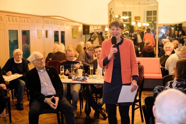 Auch Silvia Nossek (Grüne), Bezirksvorsteherin von Währing, kam zur großen Überraschungsfeier. | Foto: Shervin Sardari/BV8