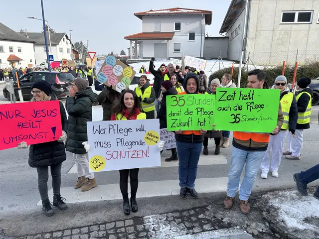 Mehr als 150 Bedienstete gingen auf die Straße. | Foto: Fotokerschi/Doms