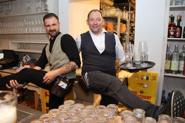 An der Bar: Dominic und Alex hatten ebenso ihren Spaß.