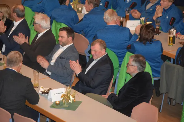 Der Bezirksobmann beendete den Streifzug durch die Vergangenheit mit einem Ausblick in die Zukunft. "Unser Hauptaugenmerk liegt weiterhin in der Verbindung der verschiedenen Generationen und im Kulturgut-Erhalt dieser schönen Traditionssportart. Wenn wir weiterhin auf die Mithilfe unserer Unterstützer und auf unsere Gemeinden zählen dürfen, dann hat der Verband durchaus eine Chance, auch in 70 Jahren noch da zu sein!" Danke für die Aufmerksamkeit.