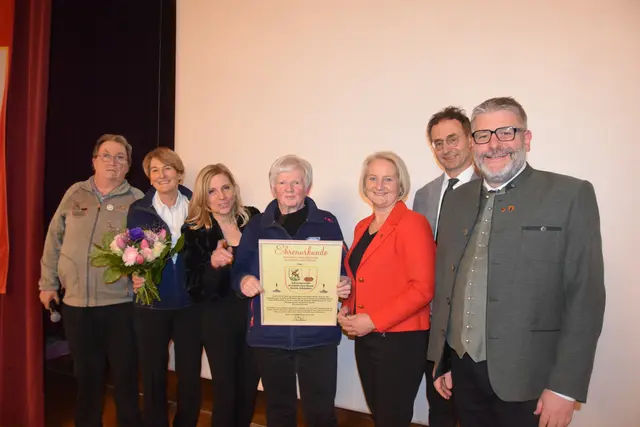 Ehrung für unglaubliches Engagement. Bezirkobmann Andi Aberger, Waltraud Reiter, Frau Landtagsabgeordnete, Katrin Brugger, die Ausgezeichnete, Anni Brugger, Frau Landtagsabgeordnete Claudia Hagsteiner, Herr Bezirkshauptmann, Dr. Michael Berger, und der Bürgermeister des Veranstaltungsortes Reith bei Kitzbühel, Stefan Jöchl.