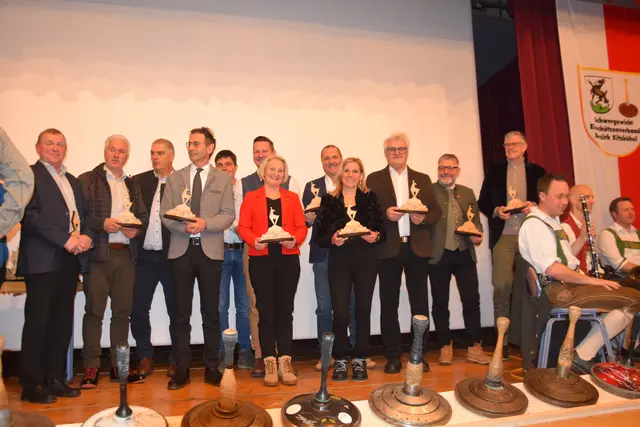 Als Erstes bekamen unsere Ehrengäste die schönen Erinnerungspreise, die von DR. Klaus Winkler von der Stadtgemeinde extra für uns angefertigt wurden. Vl
Josef Edenhauser, Vizebürgermeister STv. Oberndorf, Hannes Waltl, Bürgermeister, Jochberg Günter Resch, Bezirkshauptmann, Dr. Michael Berger, Vizebürgermeister Fieberbrunn, Thomas Wörgetter, Frau Landtagsabgeordnete, Claudia Hagsteiner, Bürgermeister, Andreas Brugger Brixen im Thale, Gemeindevertretung St. Johann Hans - Peter Ellmerer, Frau Landtagsabgeordnete, Katrin Brugger, Bürgermeister, Gerhard Obermüller, Gemeinde Kirchdorf, Bürgermeister Gemeinde Reith, Stefan Jöchl und der Trophäen-Spender, Bürgermeister DR. Klaus Winkler, Stadtgemeinde Kitzbühel.