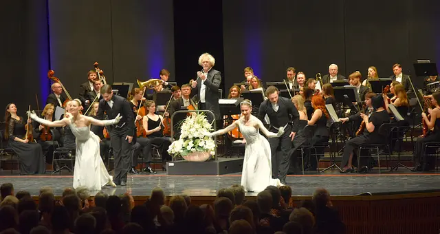 Die K&amp;K Philharmoniker präsentierten sich gemeinsam mit dem K&amp;K Ballett im KU'KO Rosenheim. | Foto: Schwaighofer