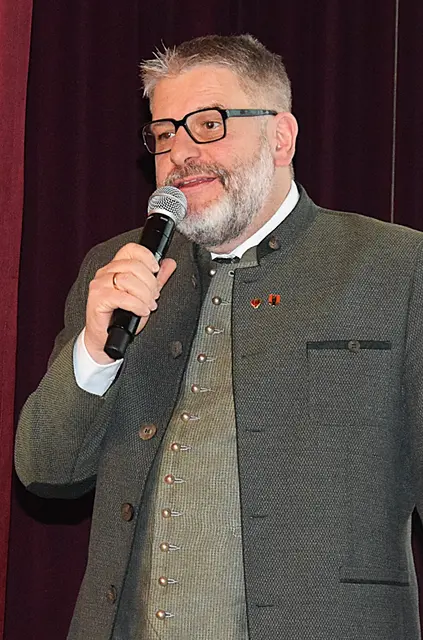 Hausherr, Stefan Jöchl, Bürgermeister Reith bei Kitzbühel, bedankte sich beim Verband dafür, dass man seine Gemeinde für das Jubiläum ausgewählt hat. Als stellvertretenden Laudator betonte er die Wichtigkeit der Generationen verbindenden Vereine, er gratulierte zum Jubiläum und wünschte alles Gute für die Zukunft.
