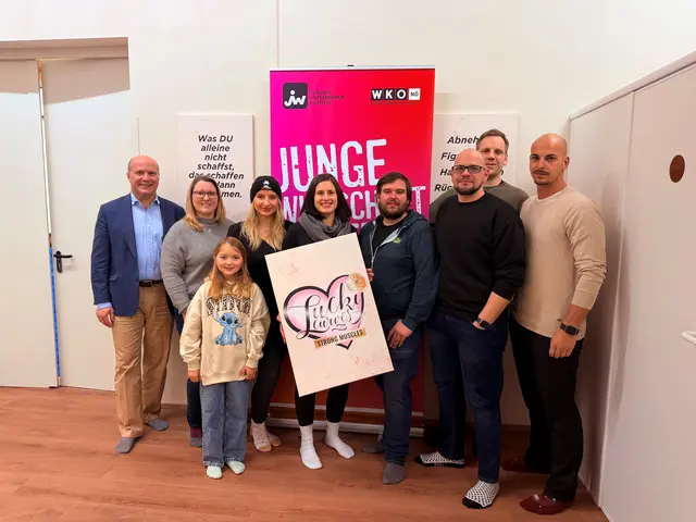 WKNÖ-Bezirksstellenleiter Georg Lintner, Julia Kerschner, Doris Wutzl mit Tochter Lena, Studioinhaberin Tanja Dallinger, JW-Bezirksvorsitzender Lukas Zöchling, David Pomberger, Marc Zickbauer, Adrian Chirita.  | Foto: Manuela Netschinger