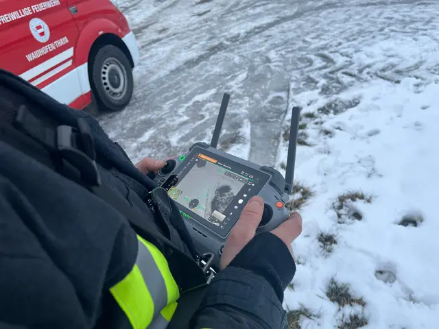 Der Drohnenpilot verfolgt die Live-Übertragung | Foto: FF Waidhofen/Thaya