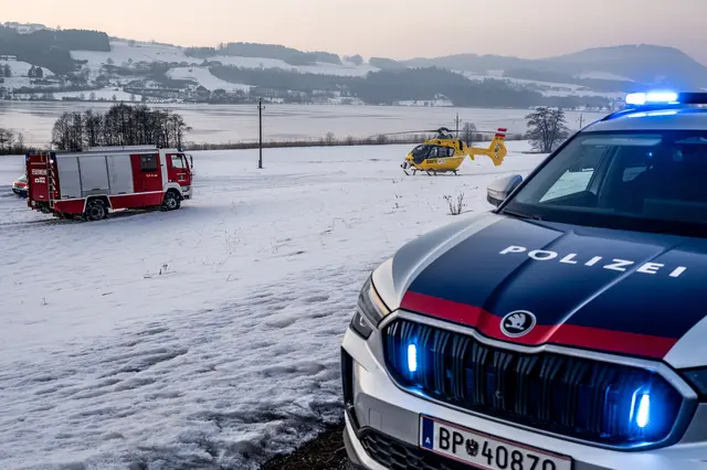 Die Bergung der beiden Frauen erfolgte mit dem Hubschrauber, nachdem vorherige Rettungsversuche gescheitert waren. | Foto: TEAM FOTOKERSCHI/MATTHIAS KALTENLEITNER