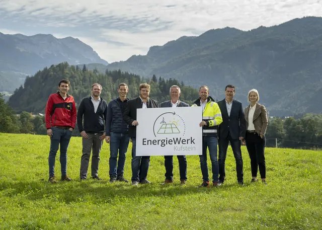 Der Startschuss für die Anlage ist bereits 2025 gefallen: Michael Gstrein (HTB Baugesellschaft m. b. H.), Andreas Riedmann (Baukoordinator der Stadtwerke Kufstein GmbH), Marc Rappenecker (Projektleiter „Neue Technologien“ der Stadtwerke Kufstein GmbH), Stefan Graf (Vizebürgermeister der Stadtgemeinde Kufstein), Andreas Ehrenstrasser (Bürgermeister der Gemeinde Langkampfen), Daniel Gruber (technischer Geschäftsführer der Stadtwerke Kufstein GmbH), Johannes Juffinger (Prokurist der Stadtwerke Kufstein GmbH) und Theresa Leitner (Marketing-Mitarbeiterin der Stadtwerke Kufstein GmbH) (v.l.) freuen sich über sauberen Strom. | Foto: Alex Gretter